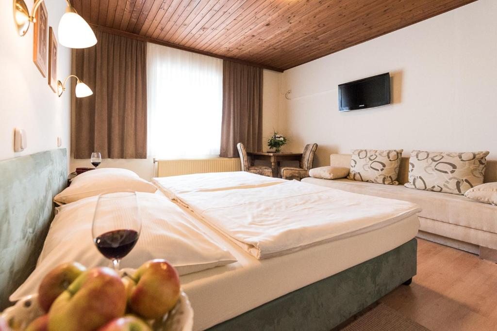 Postel nebo postele na pokoji v ubytování Gasthof zum Hirschen