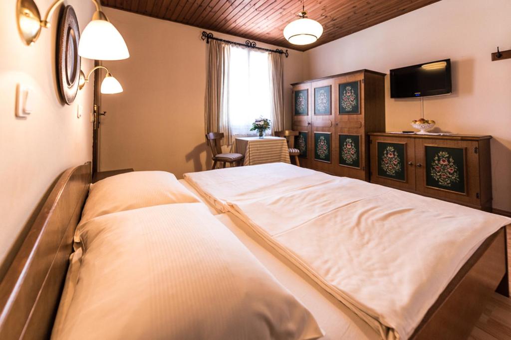 Postel nebo postele na pokoji v ubytování Gasthof zum Hirschen