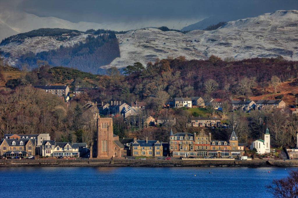a town on the shore of a body of water at Muthu Alexandra Hotel in Oban