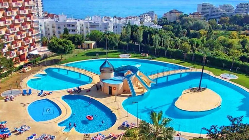 une image d'une grande piscine dans un complexe dans l'établissement Apartments Benalmadena, à Benalmádena