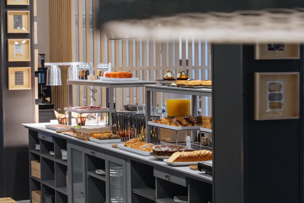 Comida en o cerca de este hotel