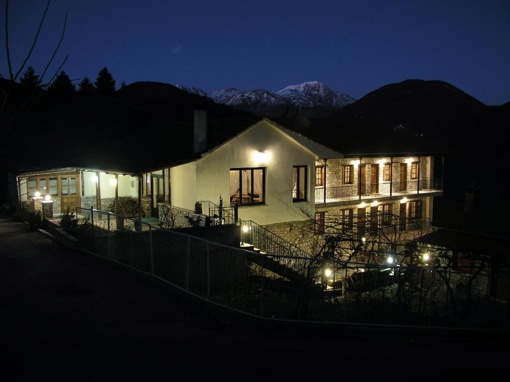 una casa iluminada por la noche con luces en Guesthouse Gonia, en Mikrón Khoríon