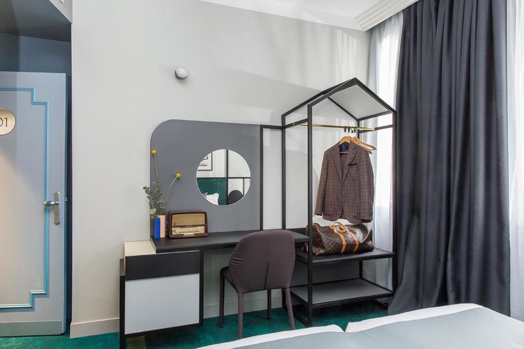 Кровать или кровати в номере Hôtel les Cigales