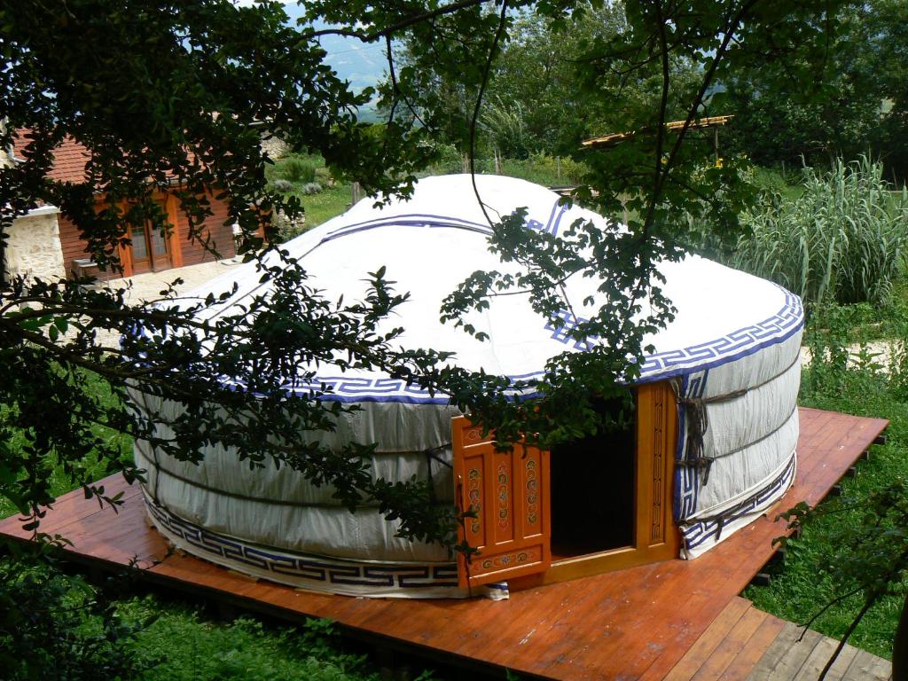 une grande tente en forme de dôme sur une terrasse dans une cour dans l'établissement La maison des bergers, à Rochechinard