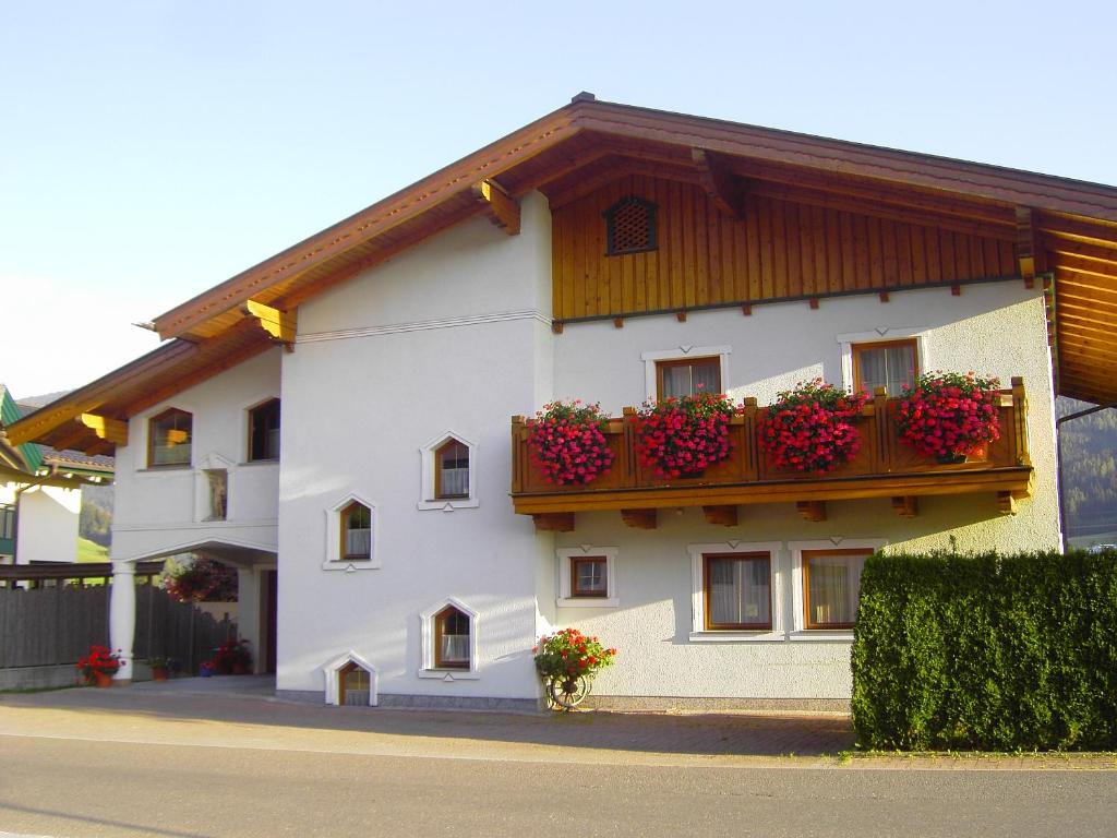 un edificio blanco con cajas de flores. en Appartement Pichler, en Radstadt