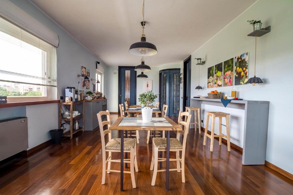 eine Küche und ein Esszimmer mit einem Tisch und Stühlen in der Unterkunft A casa di Alberto in Monopoli