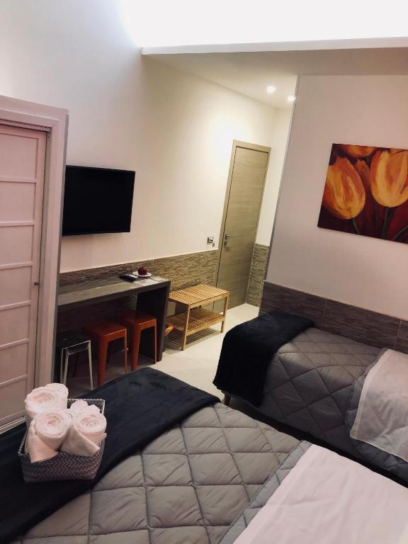 Telewizja i/lub zestaw kina domowego w obiekcie La Stella Di Napoli B&B