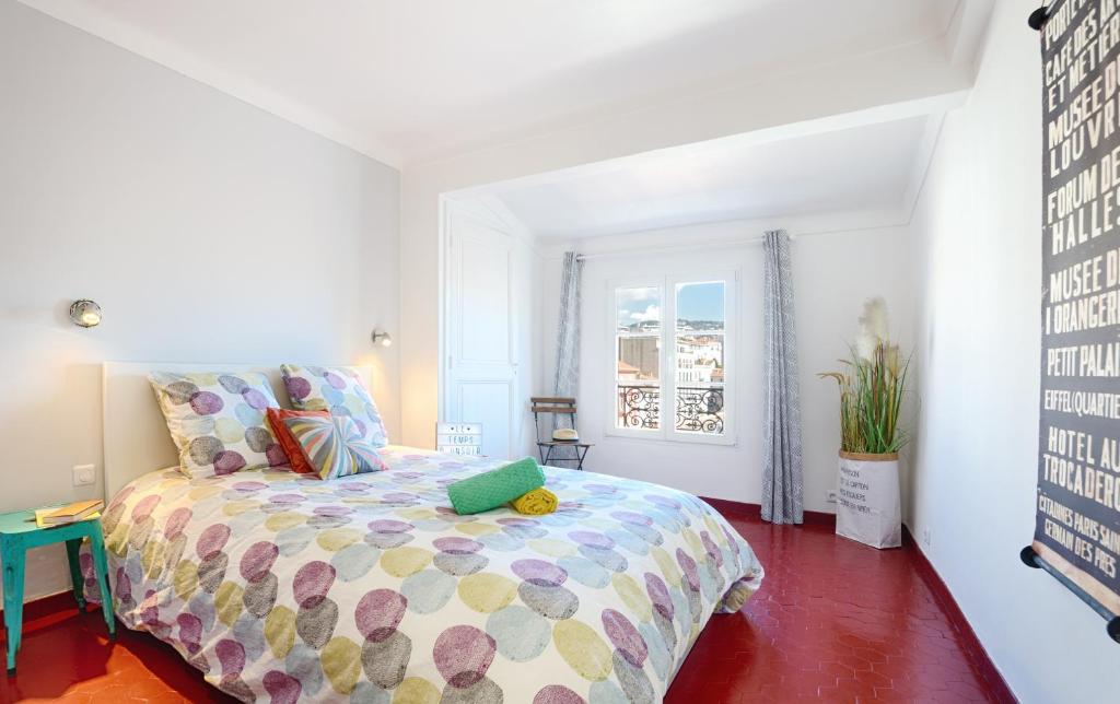 カンヌにあるMaison Bianchi - Forvilleの小さなベッドルーム(ベッド1台、窓付)