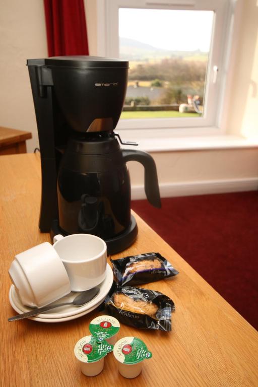 una cafetera sobre una mesa en Three Wheat Heads en Thropton