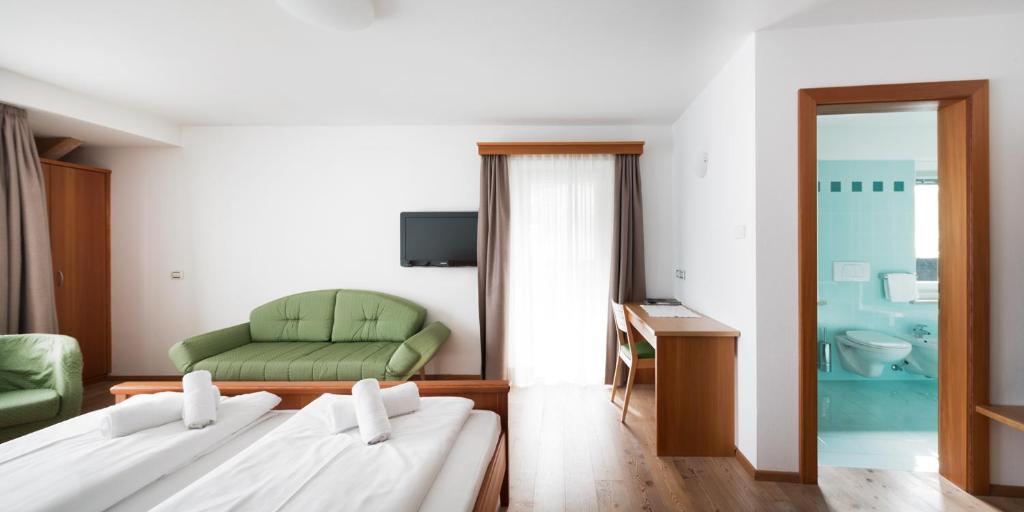 Postel nebo postele na pokoji v ubytování Hotel Garni Planaces