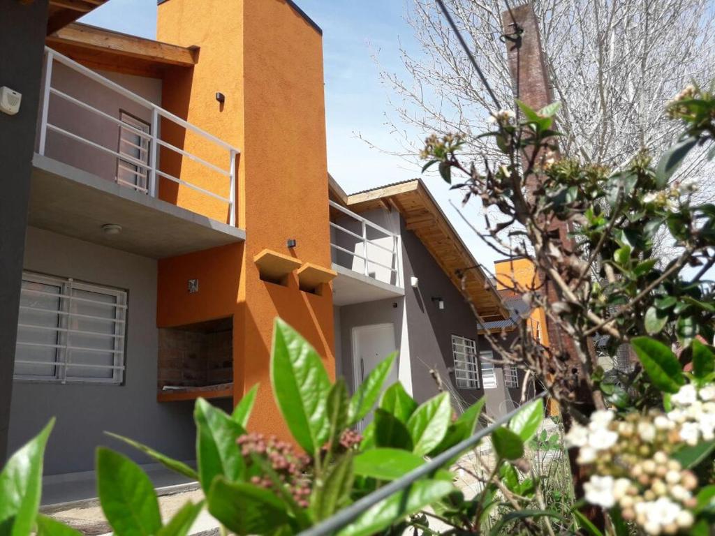 una casa con una naranja en brisas de villa gesel en Villa Gesell