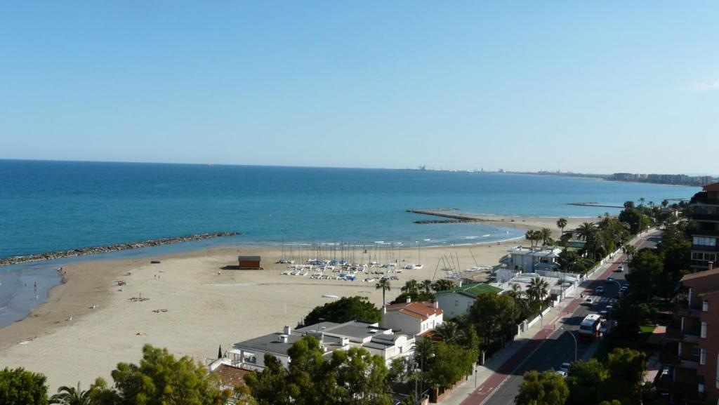 z góry widok na plażę z budynkami i ocean w obiekcie Apartamento primera línea de playa w mieście Benicàssim