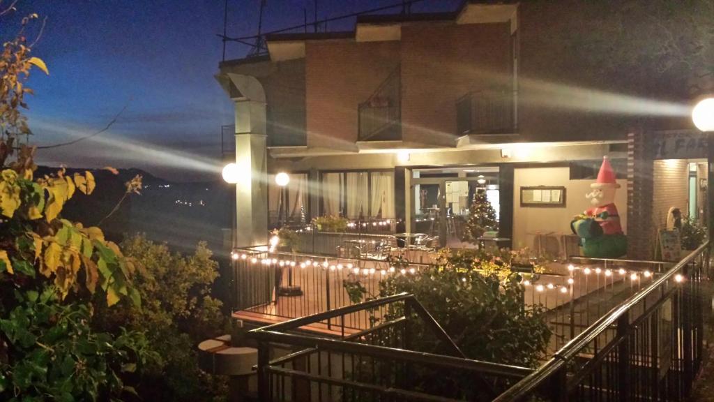 uma casa com luzes na varanda à noite em Locanda Ristorante Bar Il Faro em Guiglia