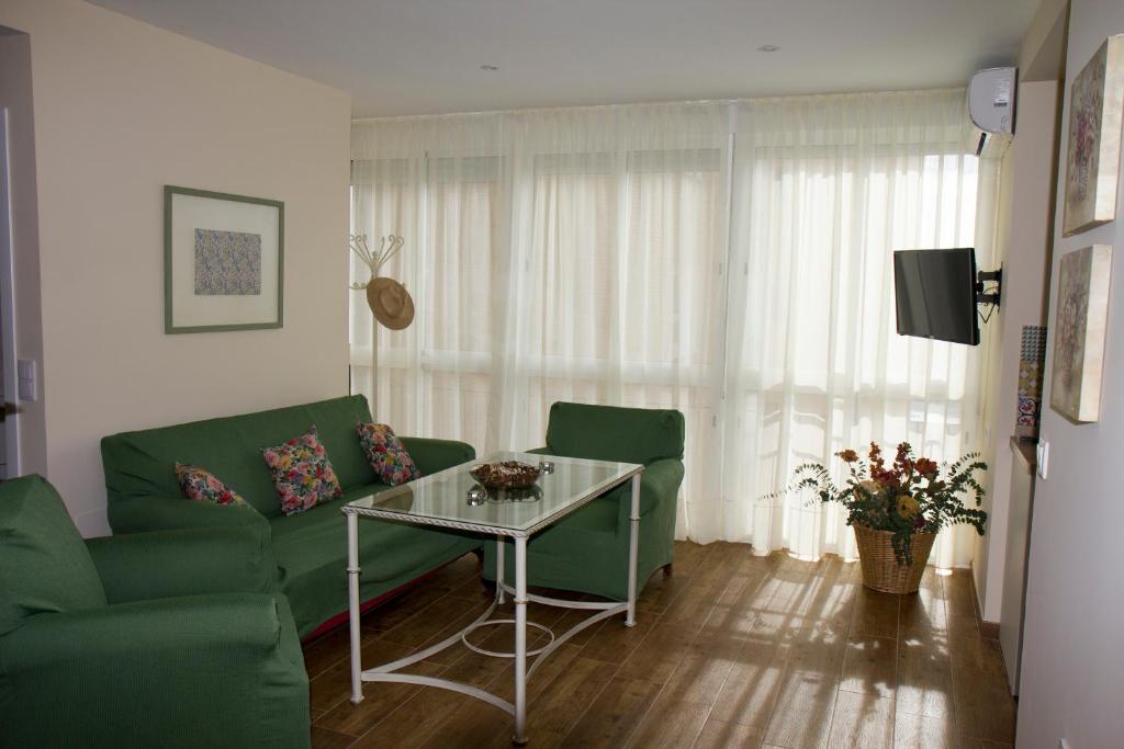 サンルーカル・デ・バラメダにあるInfanta Beatrizのリビングルーム(緑のソファ、テーブル付)