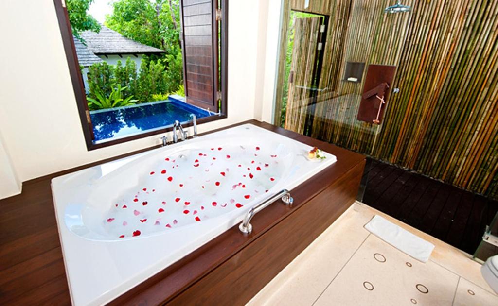 Bazén v ubytování The Vijitt Resort Phuket - SHA Extra Plus nebo v jeho okolí
