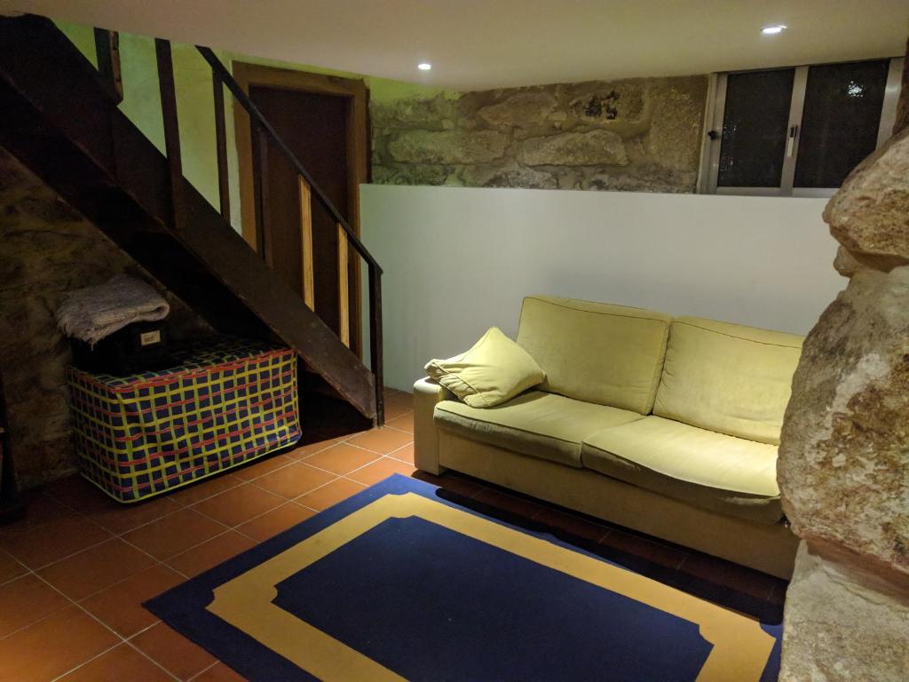 a living room with a couch and a rug at Guesthouse Monsanto in Porto