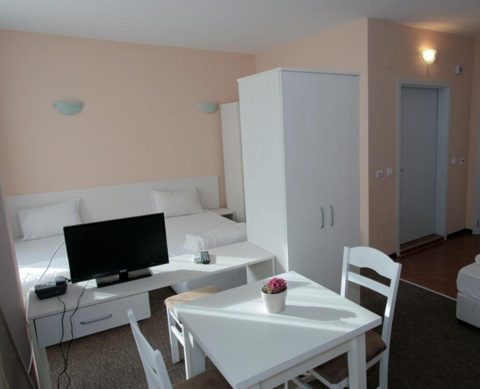 A television and/or entertainment centre at Sunny Beauty Palace Hotel