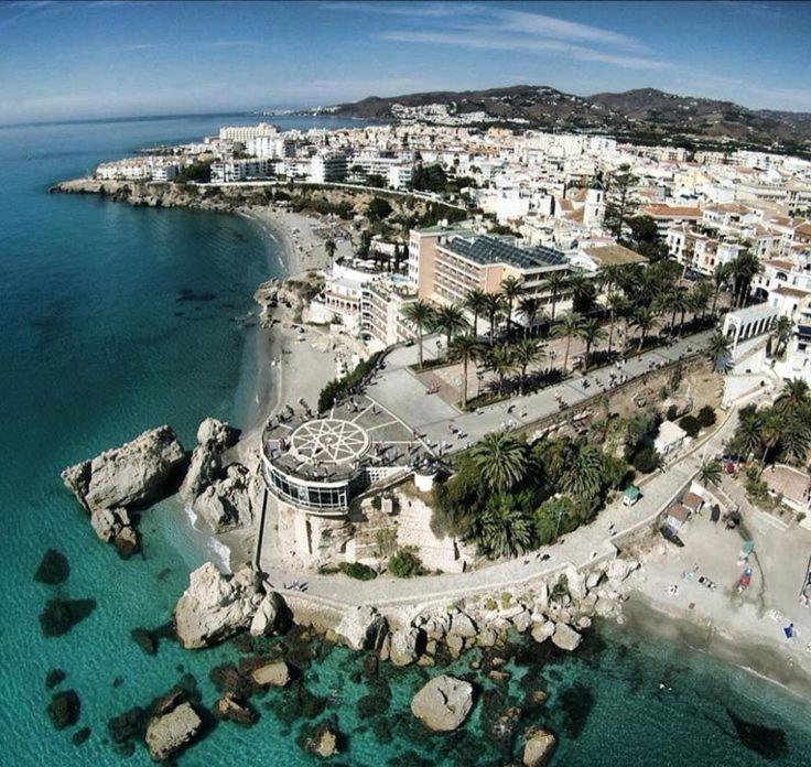 ネルハにあるNerja Burriana Playaの海岸と海の空中を望む