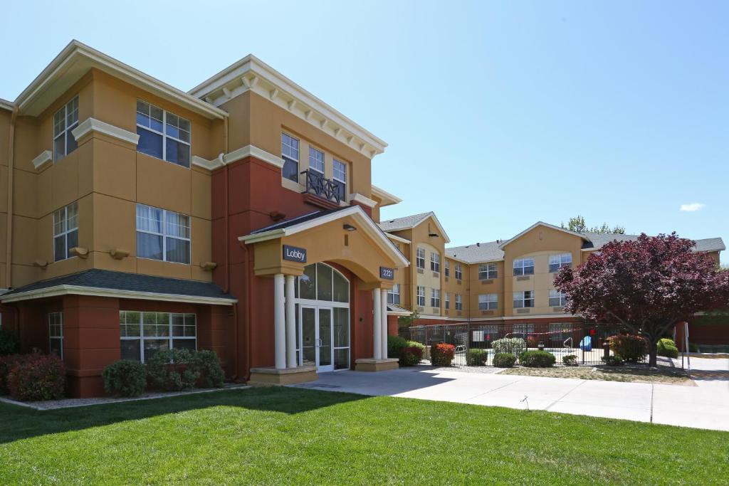 a building with a lawn in front of it at Extended Stay America Suites - Albuquerque - Rio Rancho Blvd in Rio Rancho