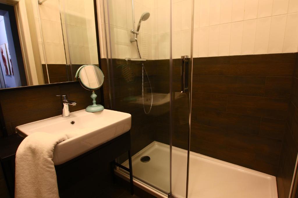 łazienka z umywalką i przeszkloną kabiną prysznicową w obiekcie Apartamenty Batorego 2 - Stary Rynek w Bydgoszczy