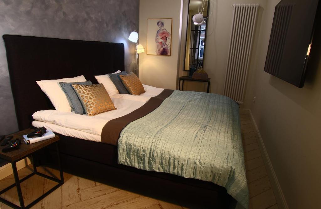 sypialnia z dużym łóżkiem z poduszkami w obiekcie Apartamenty Batorego 2 - Stary Rynek w Bydgoszczy