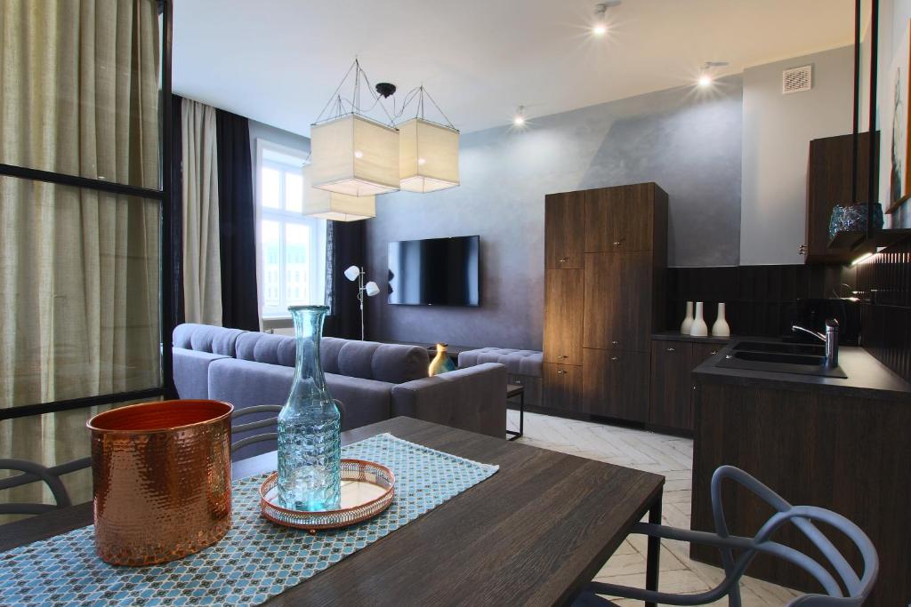 salon ze stołem z wazonem w obiekcie Apartamenty Batorego 2 - Stary Rynek w Bydgoszczy