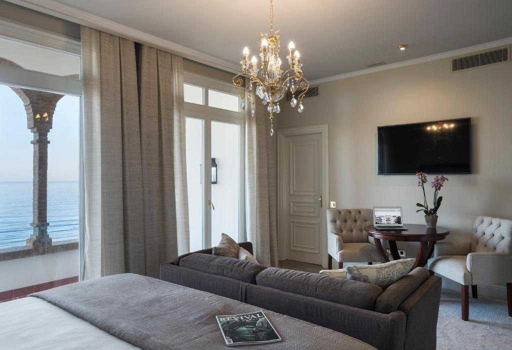 TV a/nebo společenská místnost v ubytování Hotel Casa Vilella 4* Sup