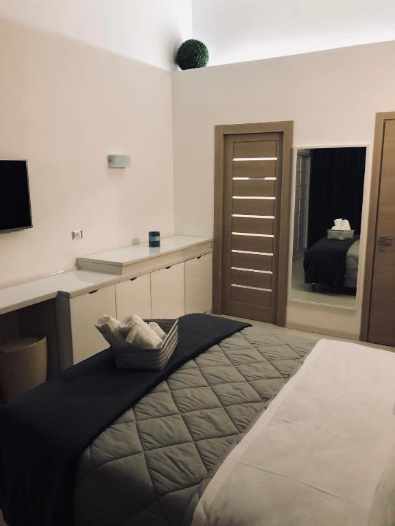 Łóżko lub łóżka w pokoju w obiekcie La Stella Di Napoli B&B