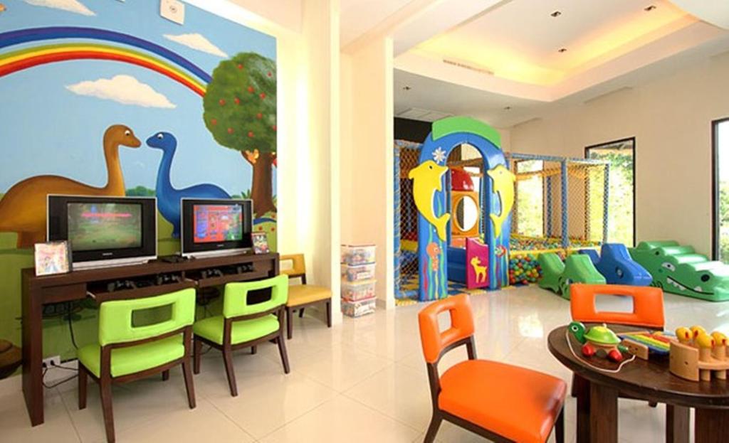 TV a/nebo společenská místnost v ubytování The Vijitt Resort Phuket - SHA Extra Plus