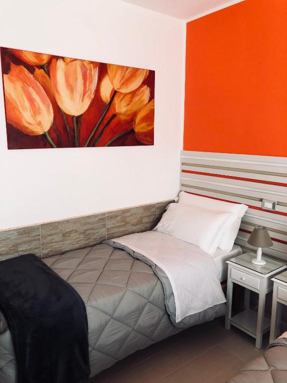 Łóżko lub łóżka w pokoju w obiekcie La Stella Di Napoli B&B