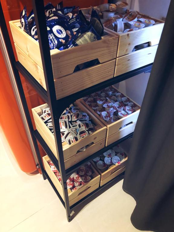 Łóżko lub łóżka piętrowe w pokoju w obiekcie La Stella Di Napoli B&B