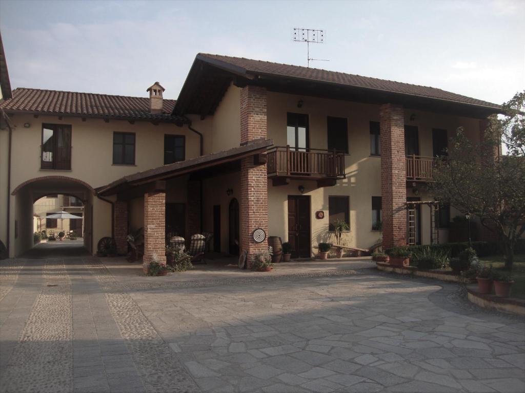 een groot huis met een binnenplaats en een ingang bij Al Calar Della Sera in Sommariva del Bosco