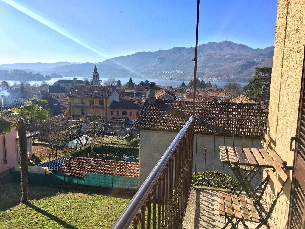 einen Balkon eines Gebäudes mit Stadtblick in der Unterkunft Casa Cesira in Pettenasco