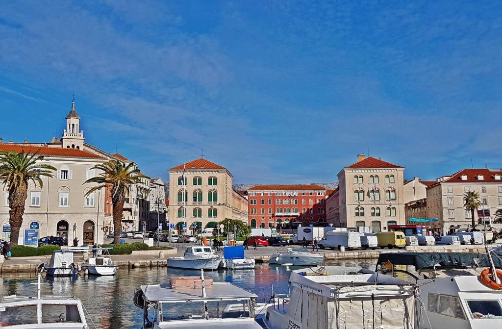 Nespecifikovaný výhled na destinaci Split nebo výhled na město při pohledu z penzionu