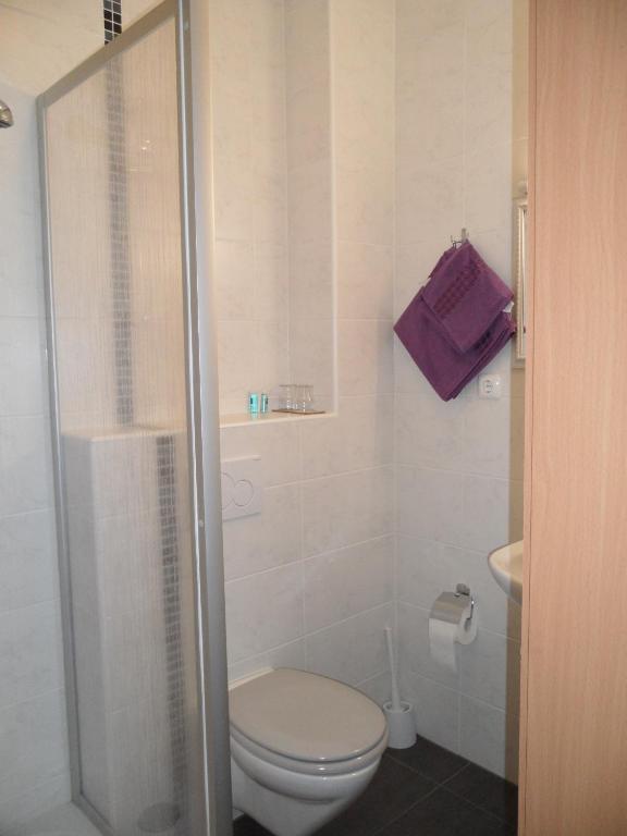 Koupelna v ubytování Garni Hotel Post