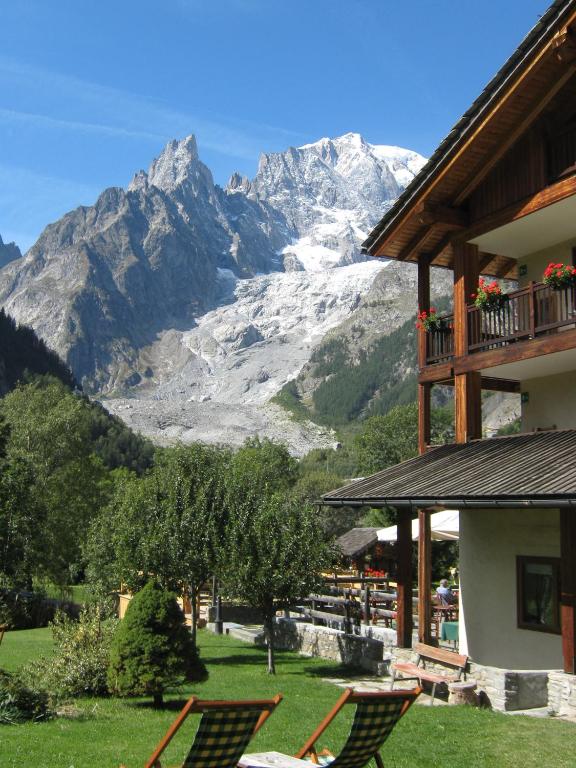 Nespecifikovaný výhled na hory nebo výhled na hory při pohledu z hotelu
