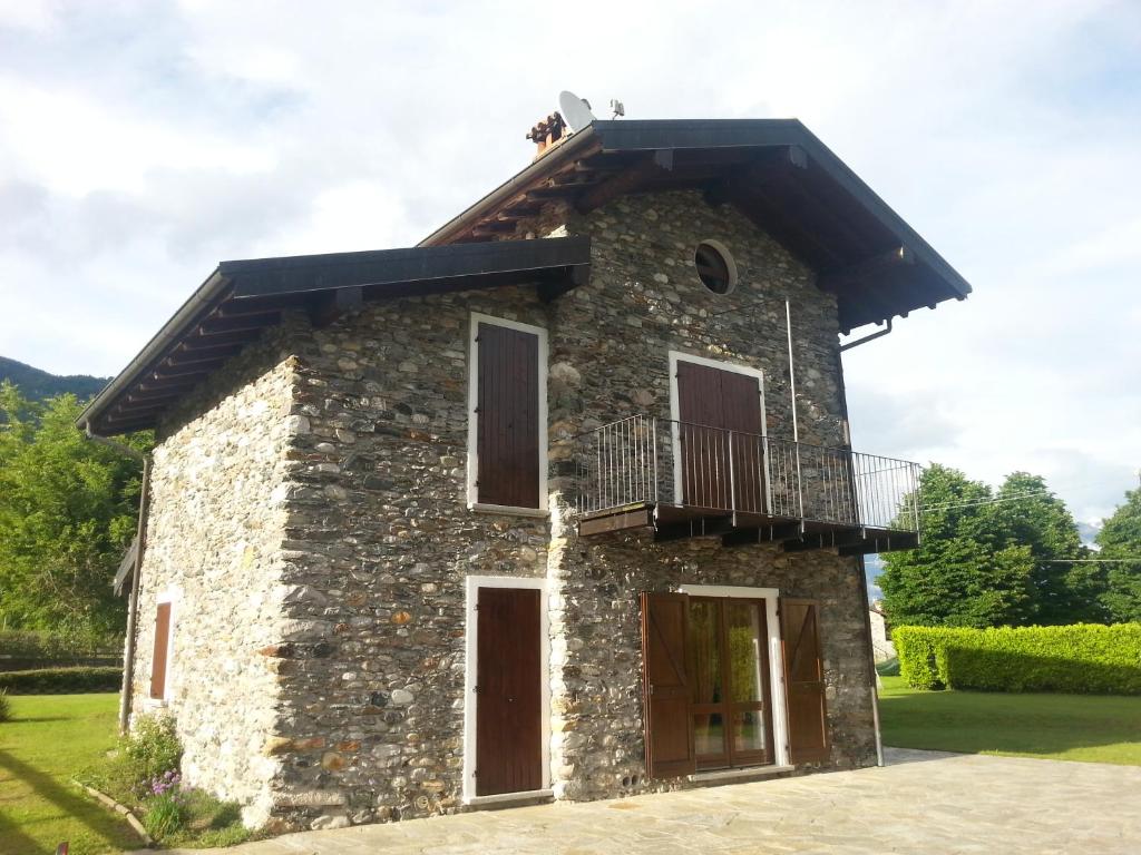 a building with a balcony on top of it at Villa Giardino Ulivo in Gravedona