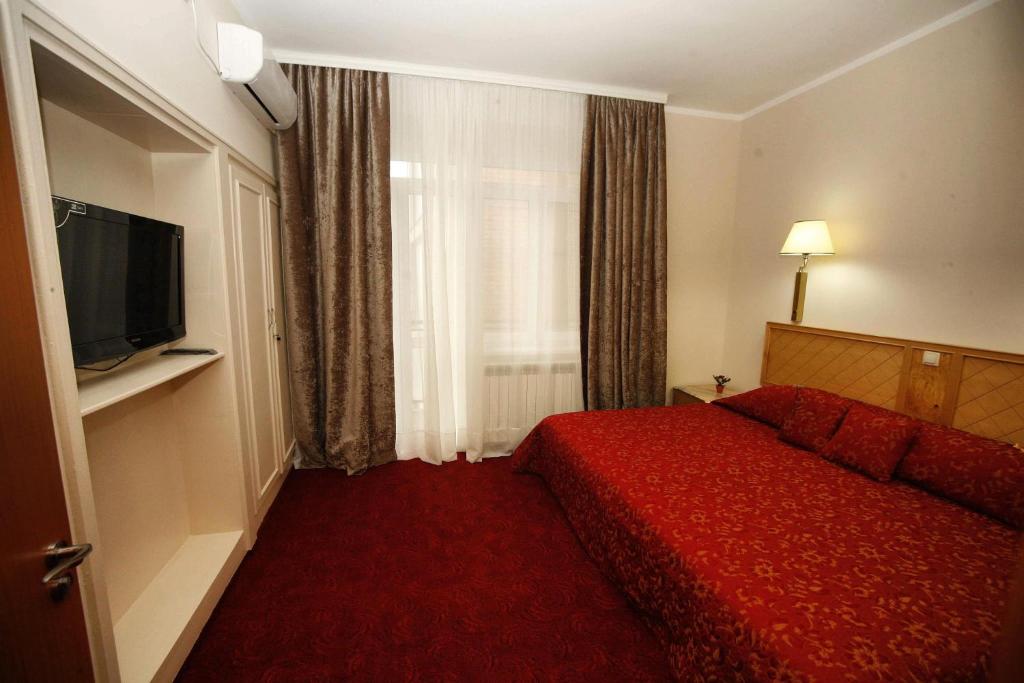 Postel nebo postele na pokoji v ubytování Golden Inn Hotel