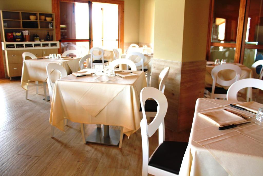 A restaurant or other place to eat at Airone Bianco Residence Village
