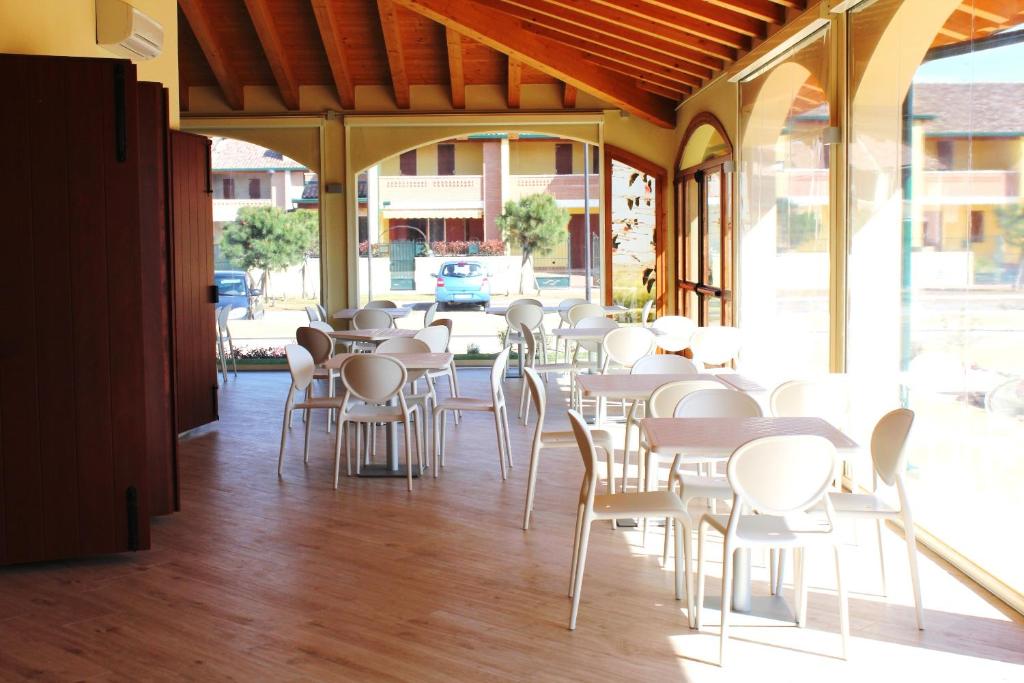A restaurant or other place to eat at Airone Bianco Residence Village