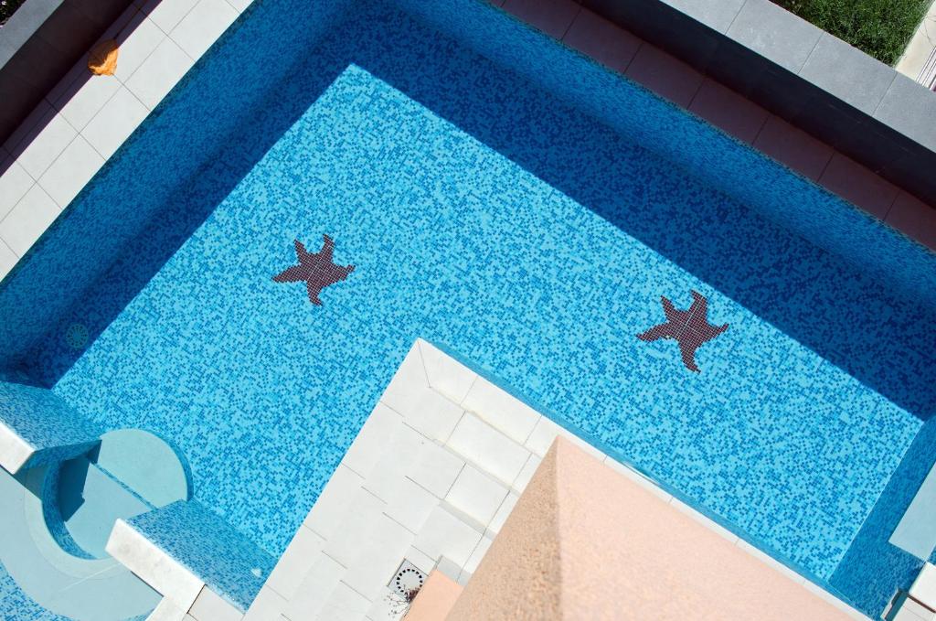 una piscina con dos estrellas. en Apartments Villa Sunrise, en Trogir