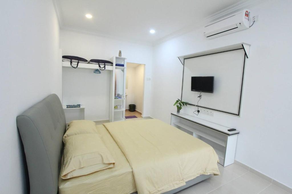 TV a/nebo společenská místnost v ubytování The Sofea Inn Transit Room Airport Kota Bharu