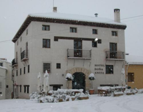 een groot wit gebouw met sneeuw ervoor bij Hotel Restaurante Doña Anita in Requena