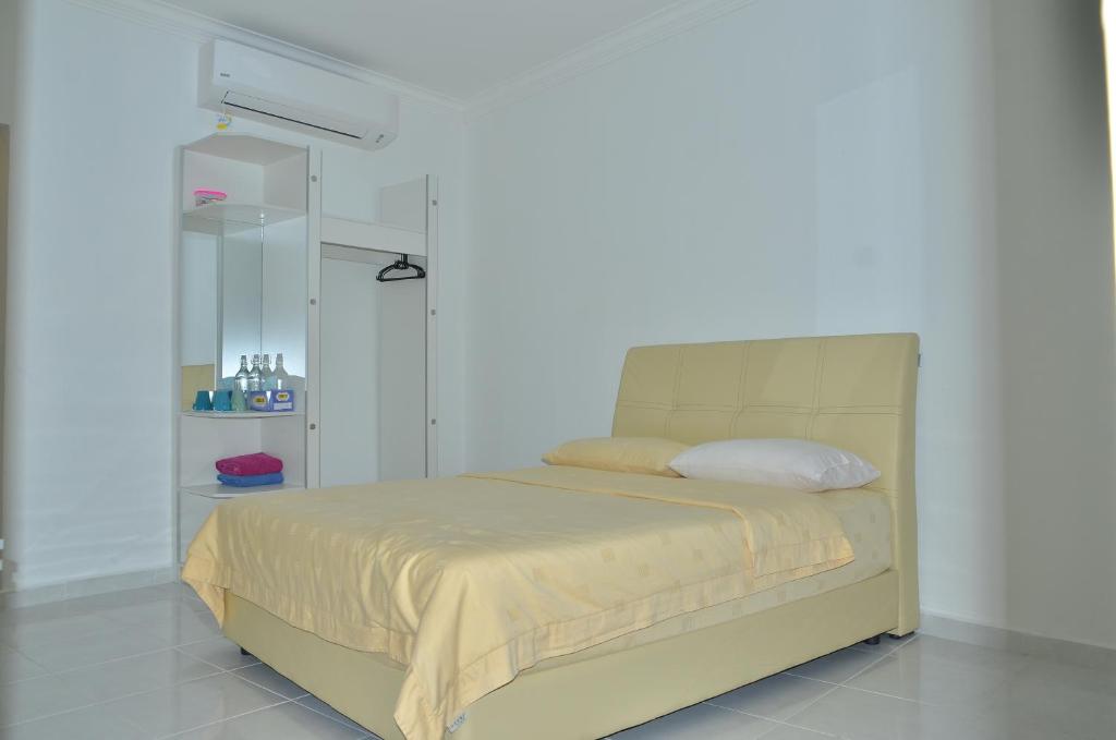 Postel nebo postele na pokoji v ubytování The Sofea Inn Transit Room Airport Kota Bharu