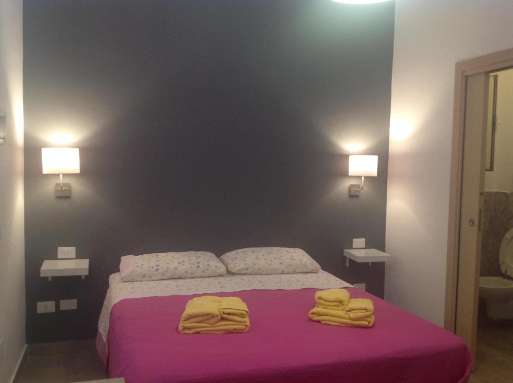 1 dormitorio con 1 cama con 2 toallas en B&B Villa Eleonora en Realmonte