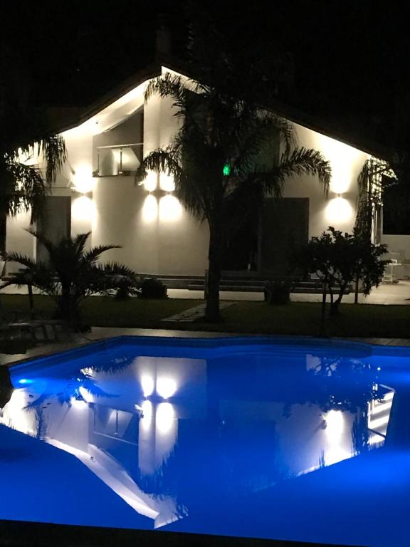 - Vistas nocturnas a la piscina frente a la casa en B&B Villa Elena, en Furci Siculo