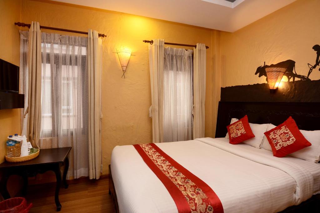 Postel nebo postele na pokoji v ubytování Kasthamandap Boutique Hotel