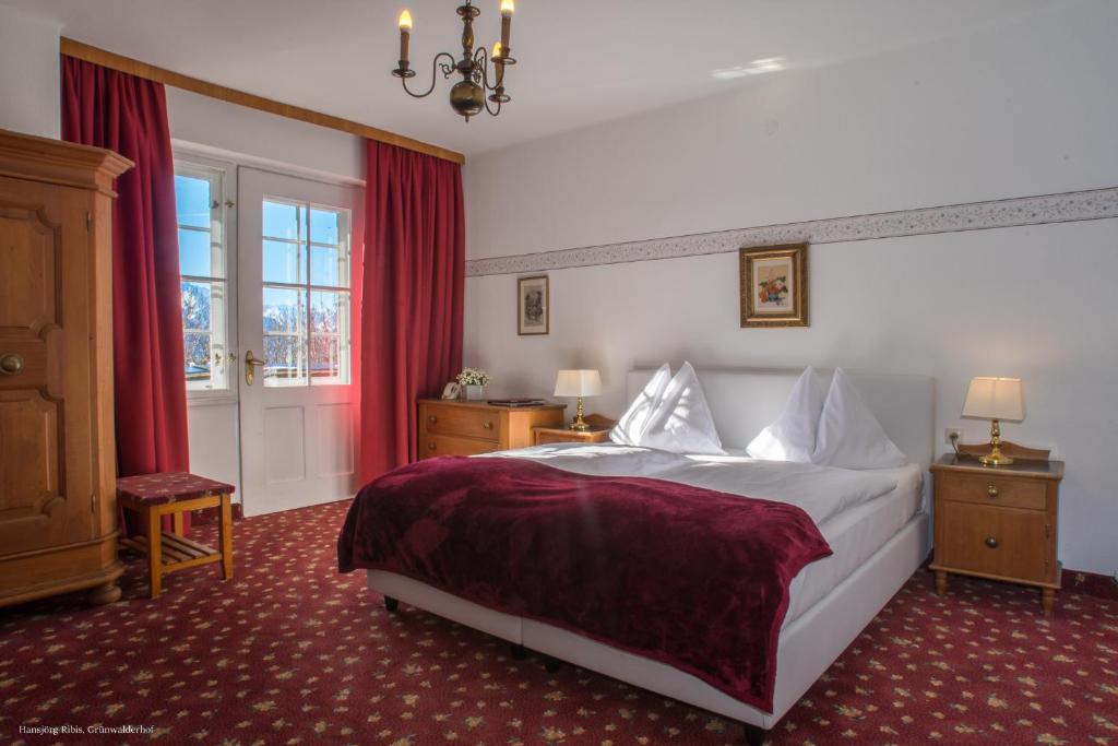 Postel nebo postele na pokoji v ubytování Hotel Restaurant Grünwalderhof