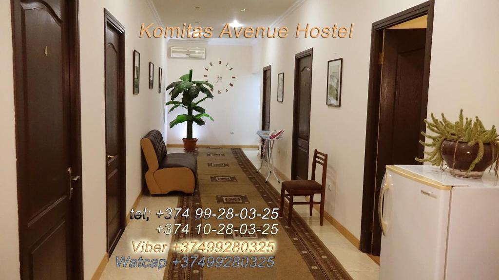 korytarzem hotelu z pokojem w obiekcie Komitas Avenue Guest House w Erywaniu
