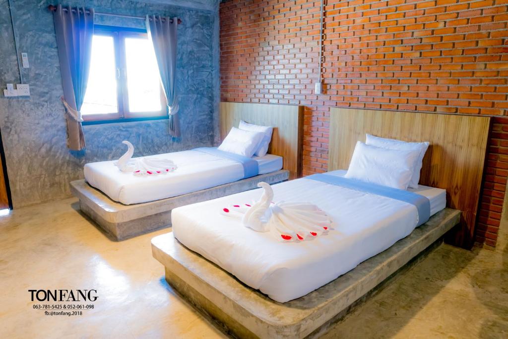 Postel nebo postele na pokoji v ubytování Ton Fang Hotel